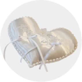 CHARMYオリジナルのハート型リングピロー